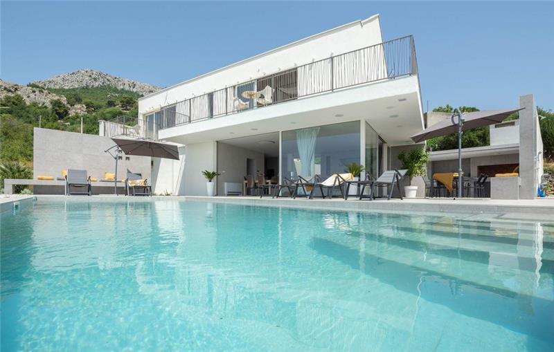 Sea-view villa in Split, photograph 1