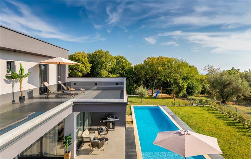 Luxury 6 Bedroom Istrian Villa with Heated Pool and Sea View near Labin, Sleeps 12 