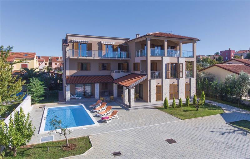Sea-view villa in Pula, photograph 1