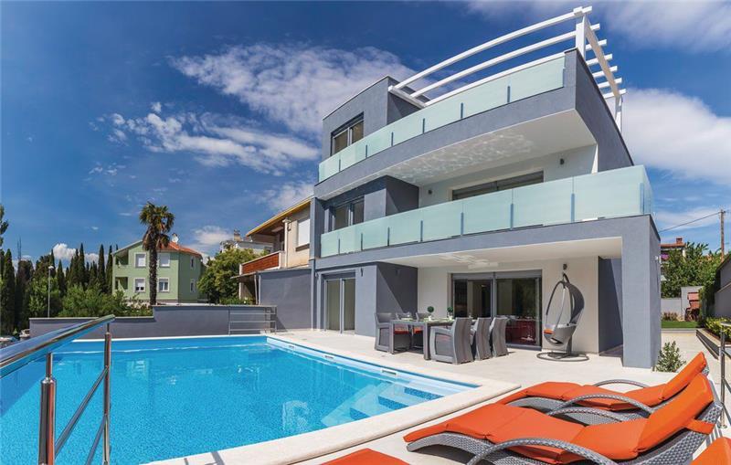 Beachfront villa in Pula, photograph 1