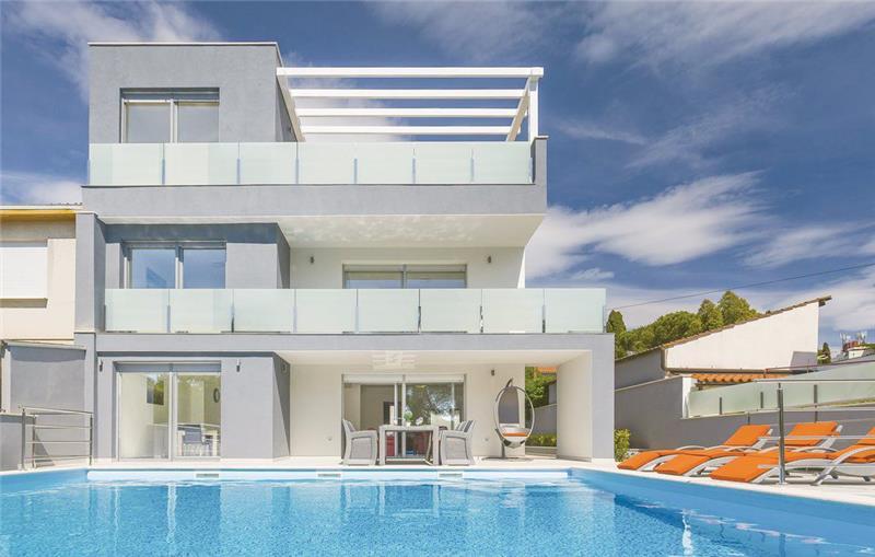 Beachfront villa in Pula, photograph 2