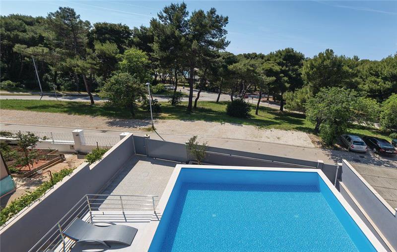 Beachfront villa in Pula, photograph 3