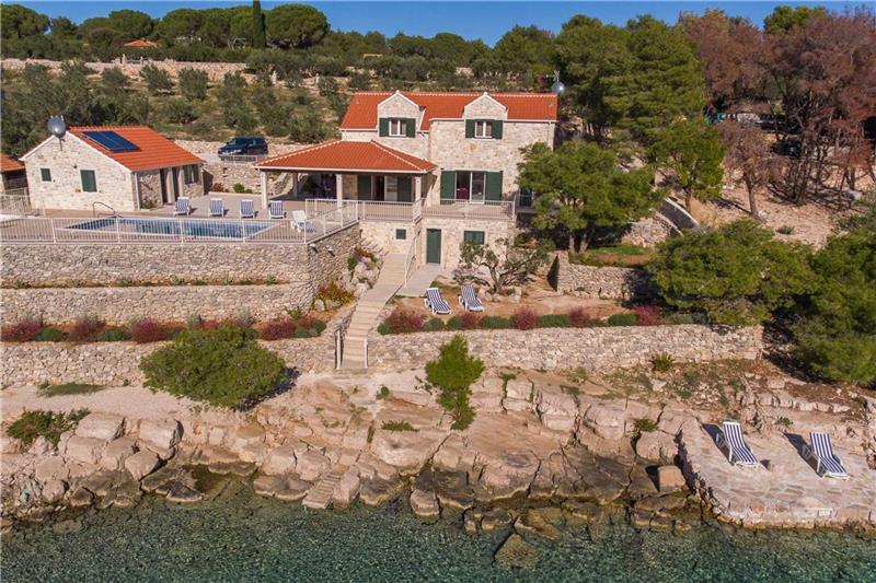 Beachfront villa in Milna, photograph 16
