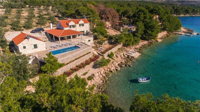 Beachfront villa in Milna, photograph 1