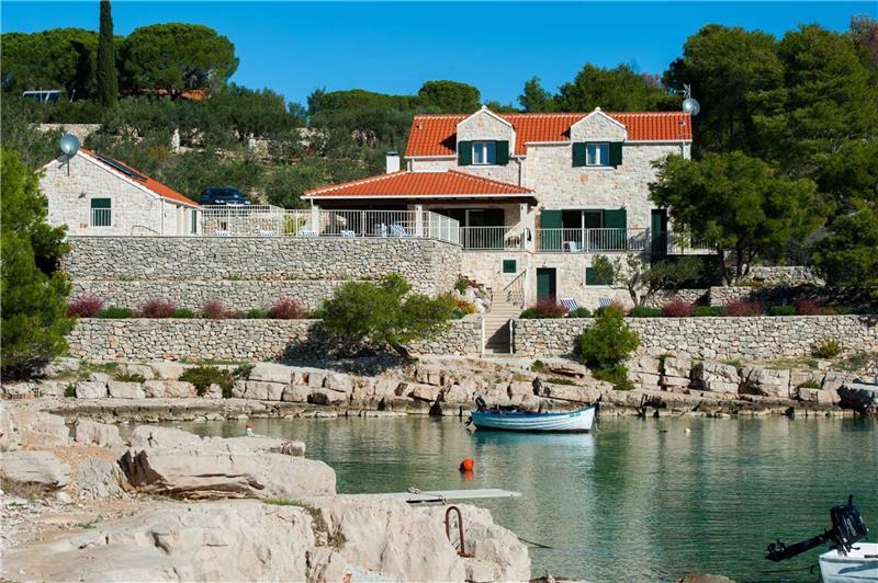Beachfront villa in Milna, photograph 2