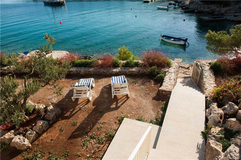 Beachfront villa in Milna, photograph 10