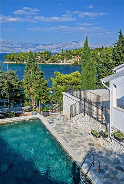 Beachfront villa in Splitska, photograph 3