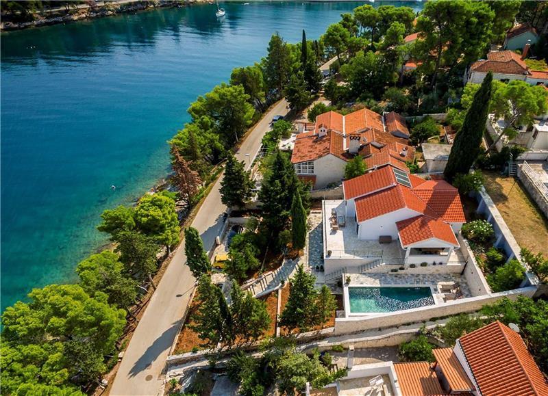 Beachfront villa in Splitska, photograph 1