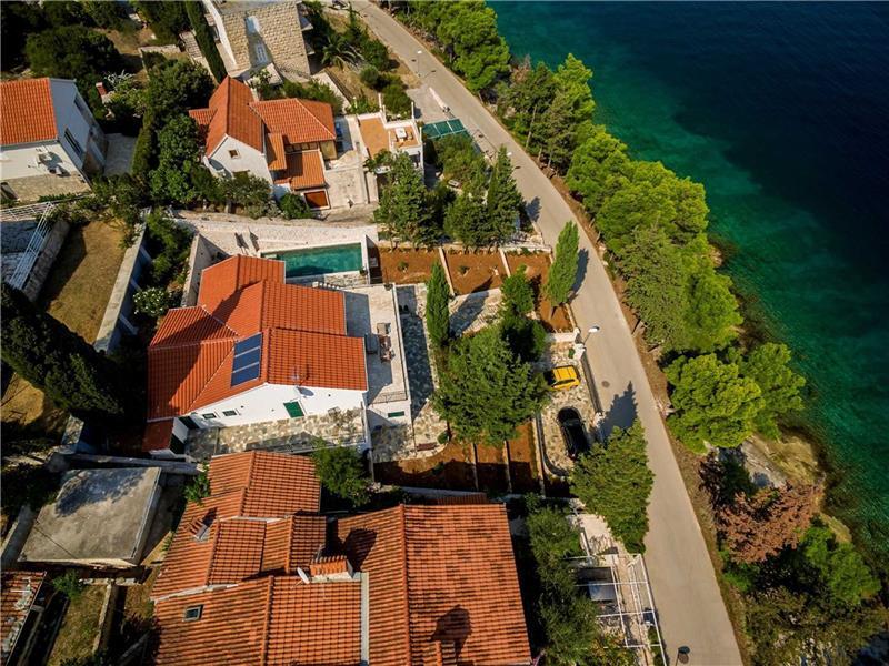 Beachfront villa in Splitska, photograph 6