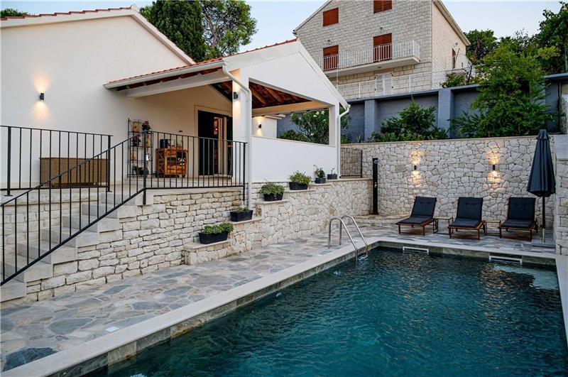Beachfront villa in Splitska, photograph 5