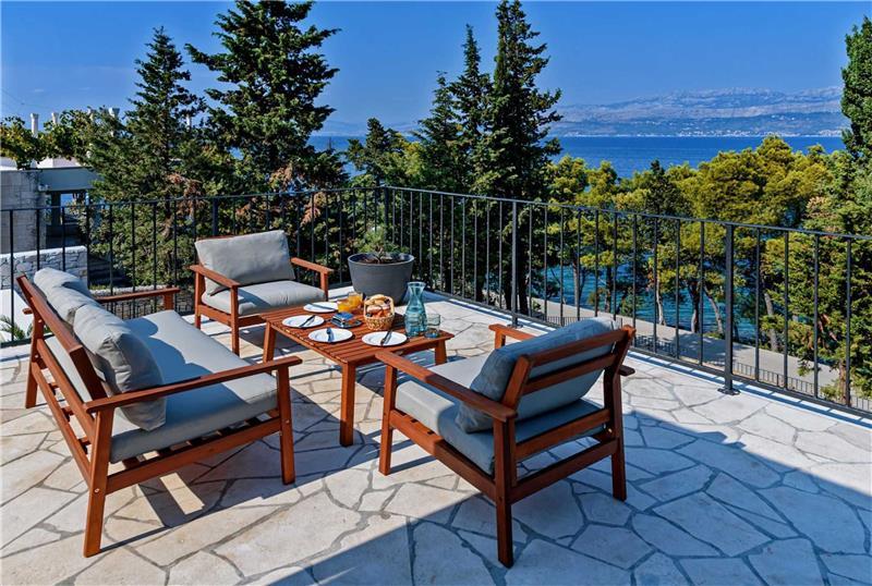 Beachfront villa in Splitska, photograph 2