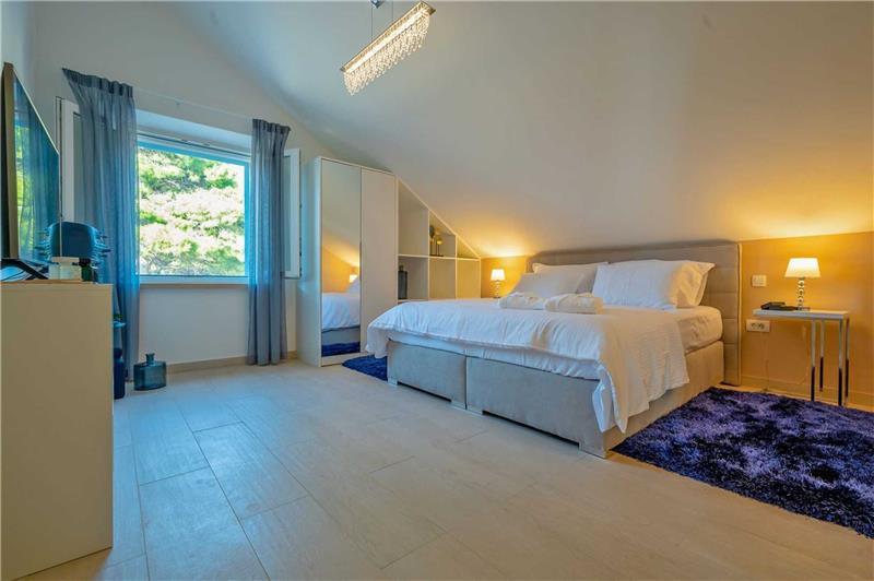 Sea-view villa in Pucisca, photograph 14