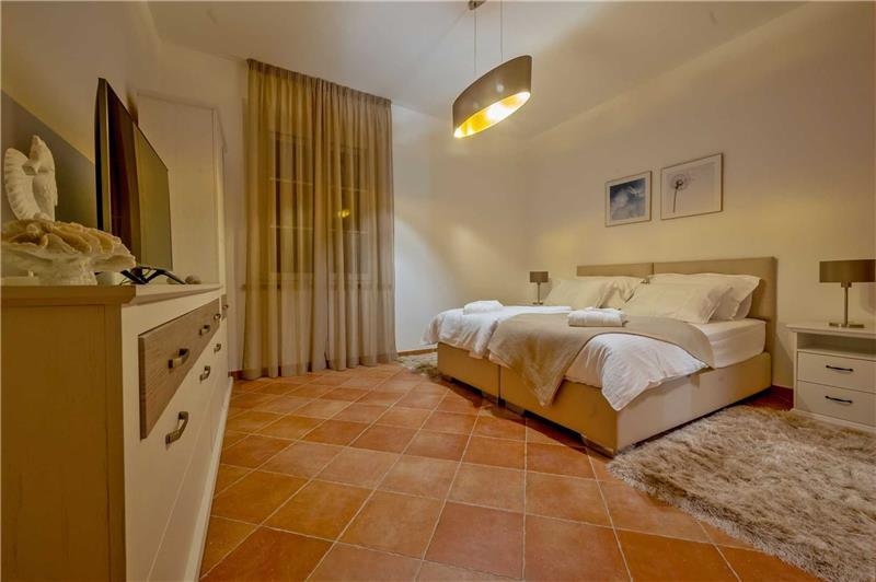 Sea-view villa in Pucisca, photograph 17