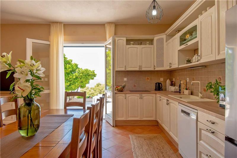 Sea-view villa in Pucisca, photograph 9