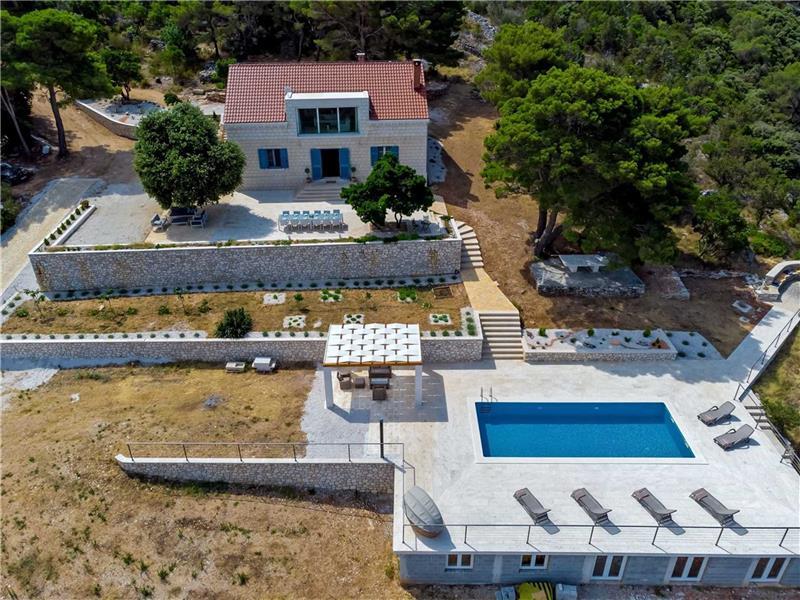 Sea-view villa in Pucisca, photograph 3