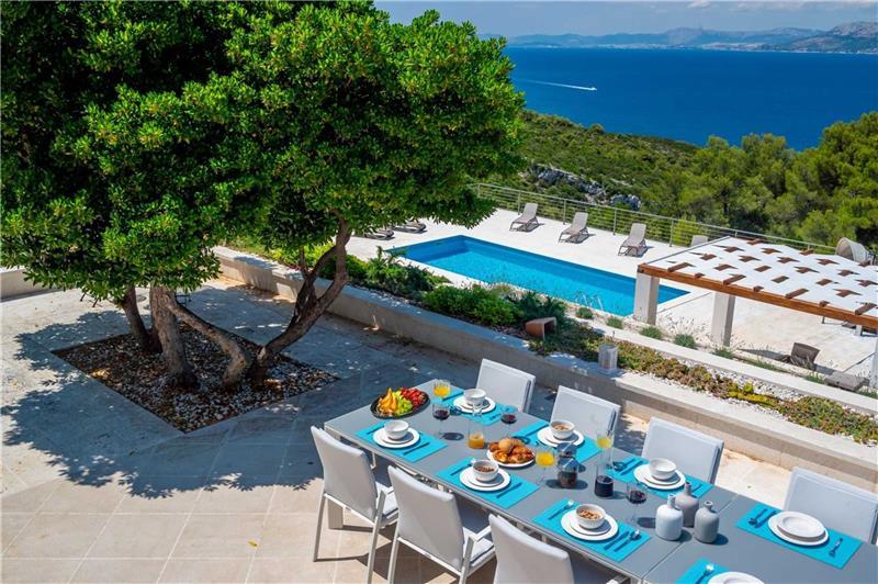Sea-view villa in Pucisca, photograph 1
