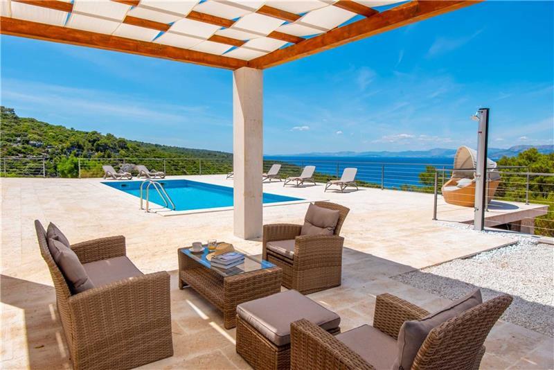 Sea-view villa in Pucisca, photograph 2