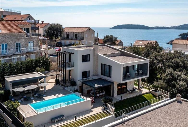 4 bedroom villa with pool and sea views near Dubrovnik sleeps 8
