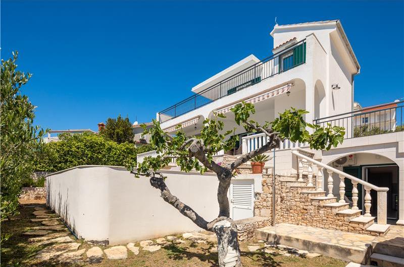 4 Bedroom Villa with Pool near Milna, Brac Island Sleeps 8 