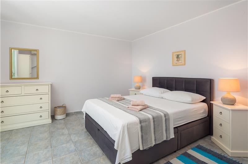 4 Bedroom Villa with Pool near Milna, Brac Island Sleeps 8 