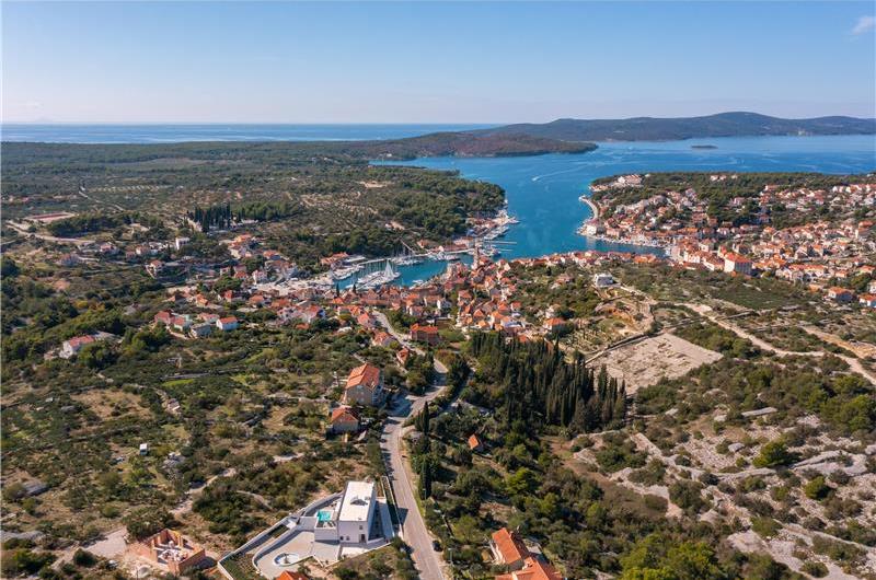 4 Bedroom Villa with Pool near Milna, Brac Island Sleeps 8 