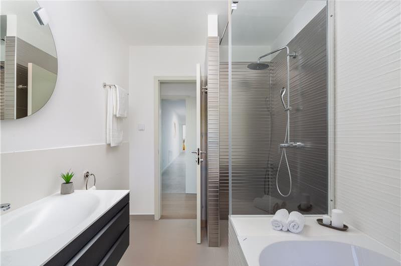 4 Bedroom Villa with Pool near Milna, Brac Island Sleeps 8 