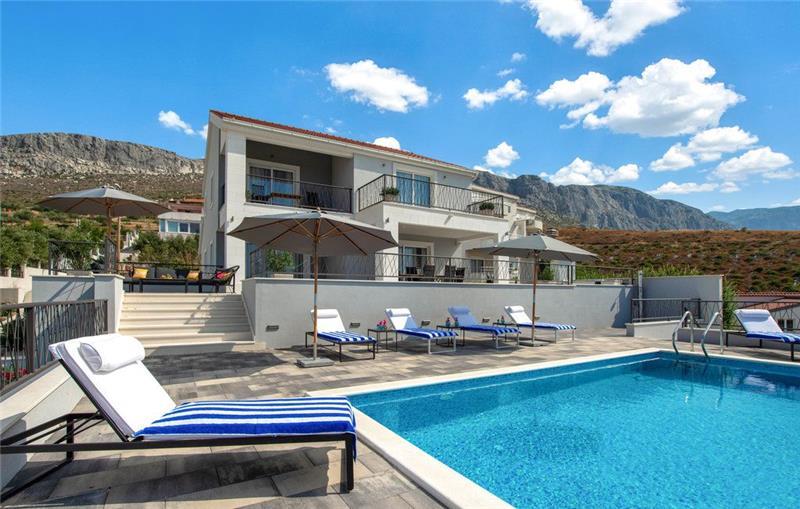 Sea-view villa in Split, photograph 1