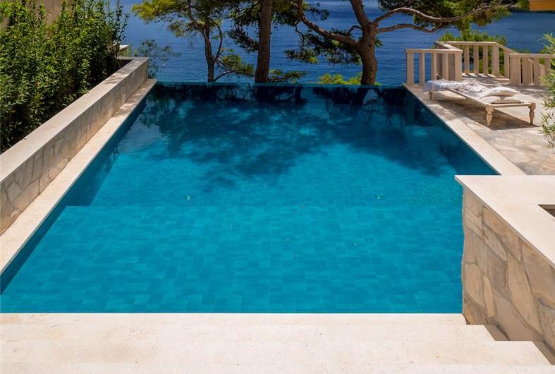 Luxury 4 Bedroom Beach Front Villa with infinity pool sleeps 8 