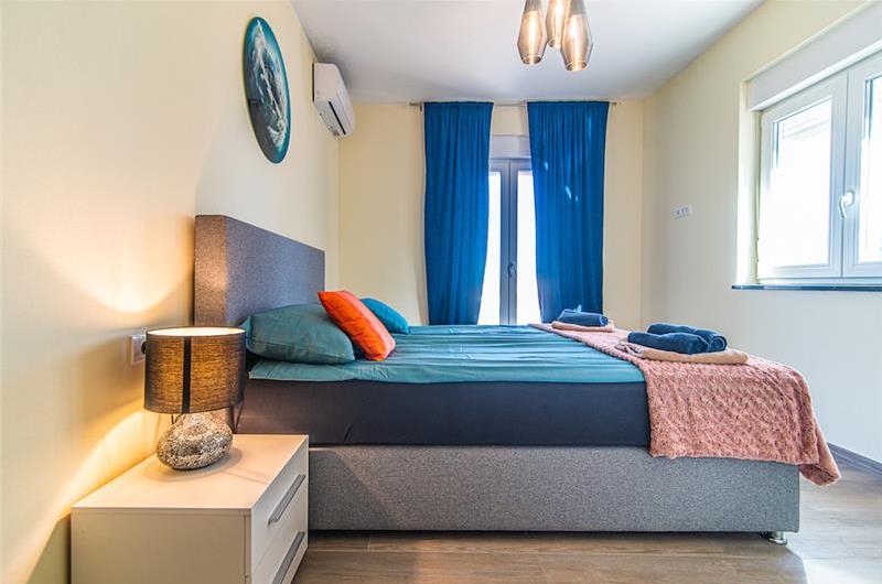 5 Bedroom Istrian Villa with pool and sea view near Pula sleeps 10
