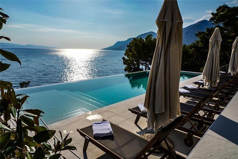 Beachfront villa in Brela, photograph 4