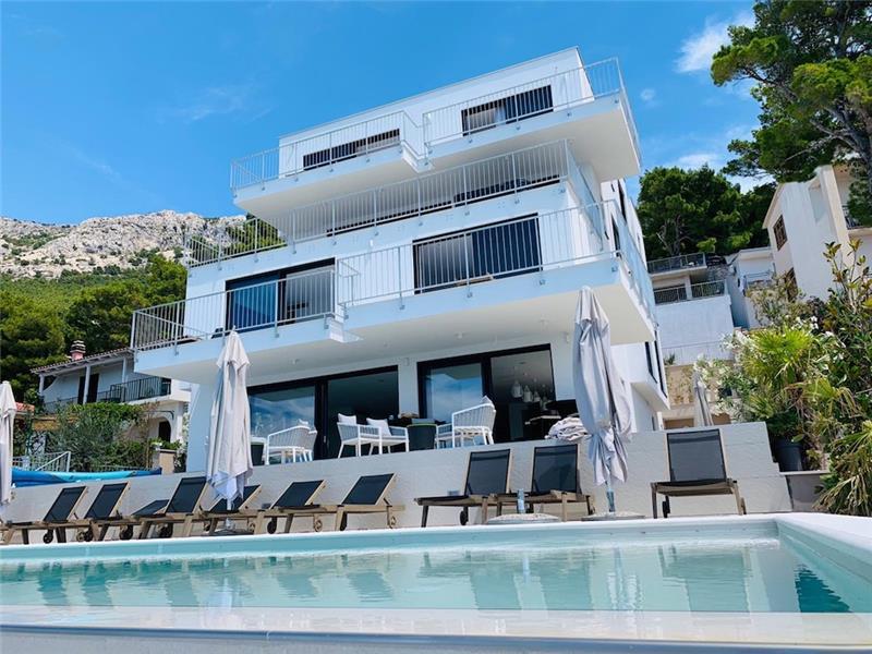 Beachfront villa in Brela, photograph 1