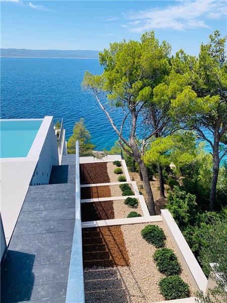 Beachfront villa in Brela, photograph 3