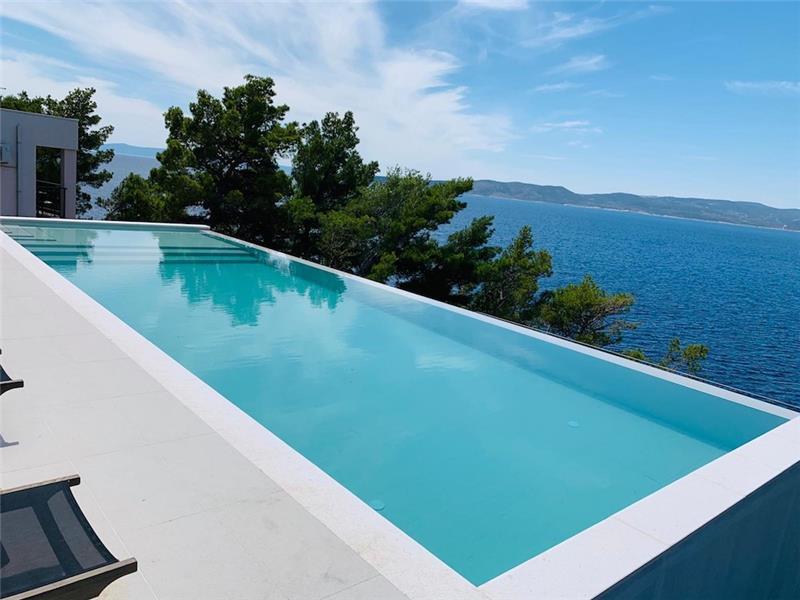 Beachfront villa in Brela, photograph 2