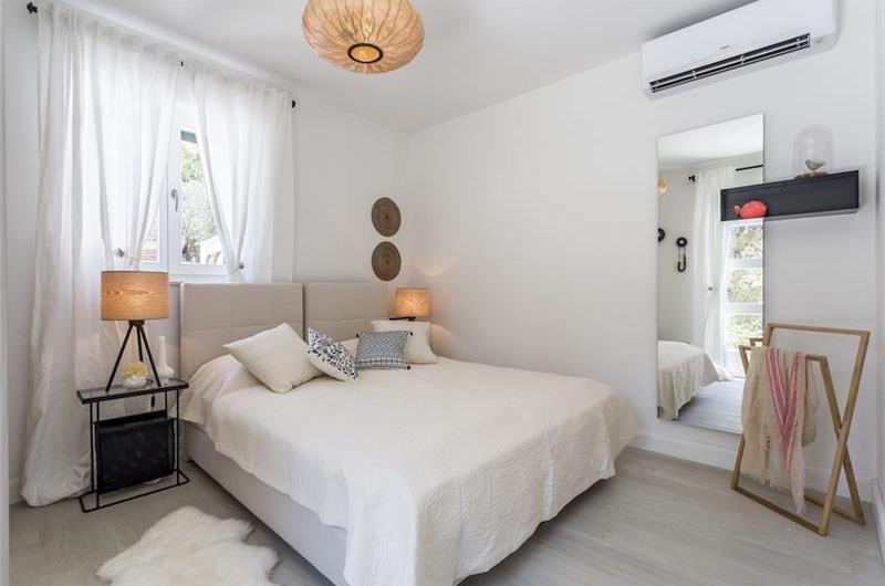 3 Bedroom Seafront Villa with Infinity Pool near Sumartin, Brac Island, Sleeps 6-8