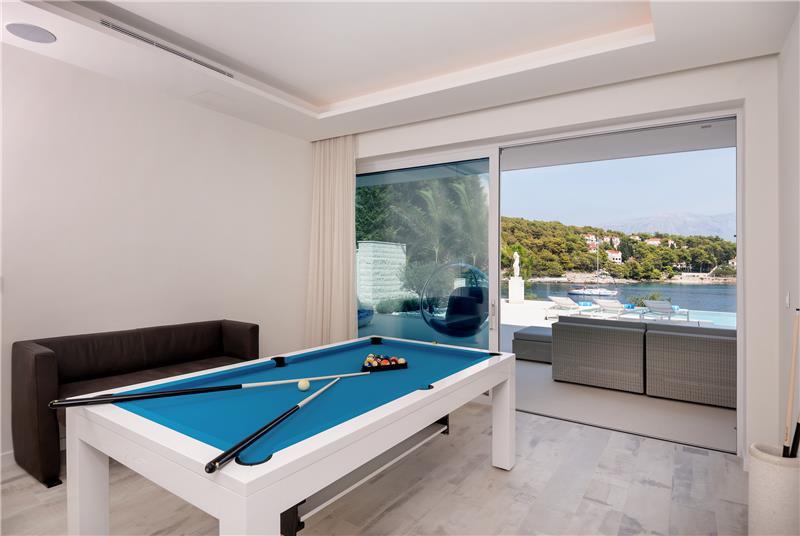 Beachfront villa in Brač, photograph 18