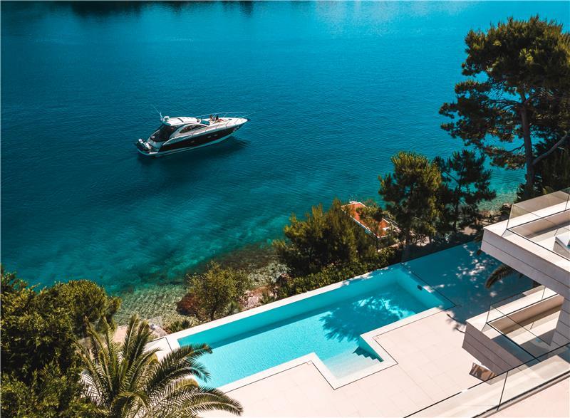 Beachfront villa in Brač, photograph 2