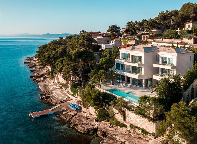 Beachfront villa in Brač, photograph 1