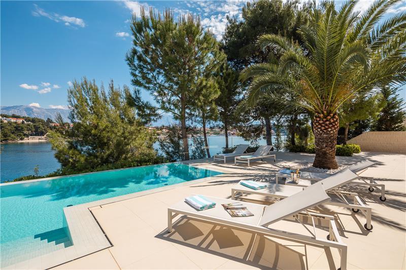 Beachfront villa in Brač, photograph 3