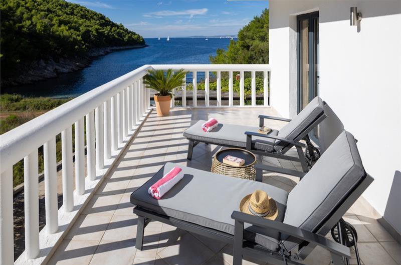 6 Bedroom villa with infinity pool set in a stunning bay near Hvar town on Hvar Island sleeps 10-12