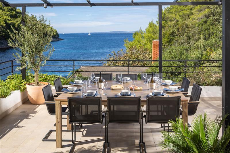 Beachfront villa in Hvar Town, photograph 4