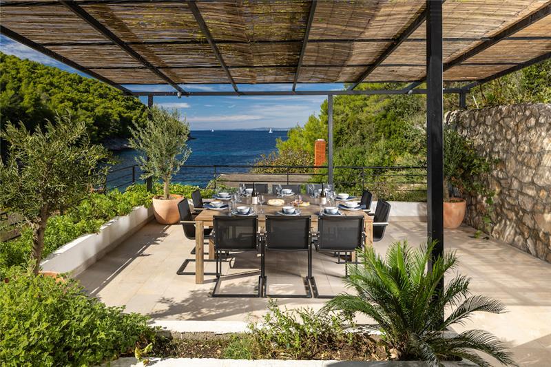 Beachfront villa in Hvar Town, photograph 6