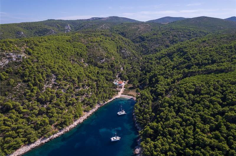 6 Bedroom villa with infinity pool set in a stunning bay near Hvar town on Hvar Island sleeps 10-12