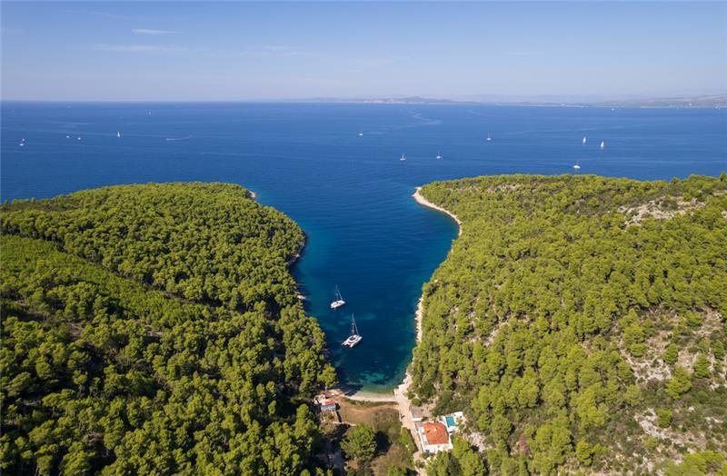 6 Bedroom villa with infinity pool set in a stunning bay near Hvar town on Hvar Island sleeps 10-12