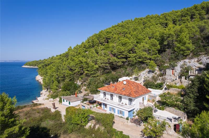 6 Bedroom villa with infinity pool set in a stunning bay near Hvar town on Hvar Island sleeps 10-12