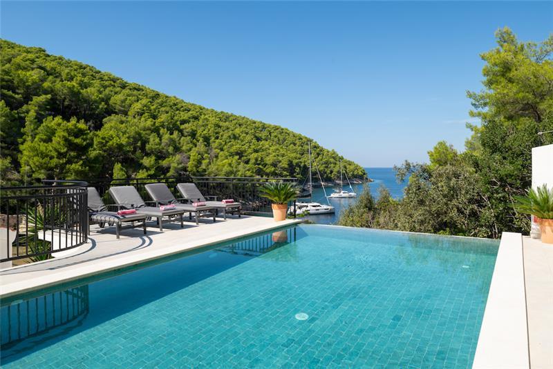 Beachfront villa in Hvar Town, photograph 2