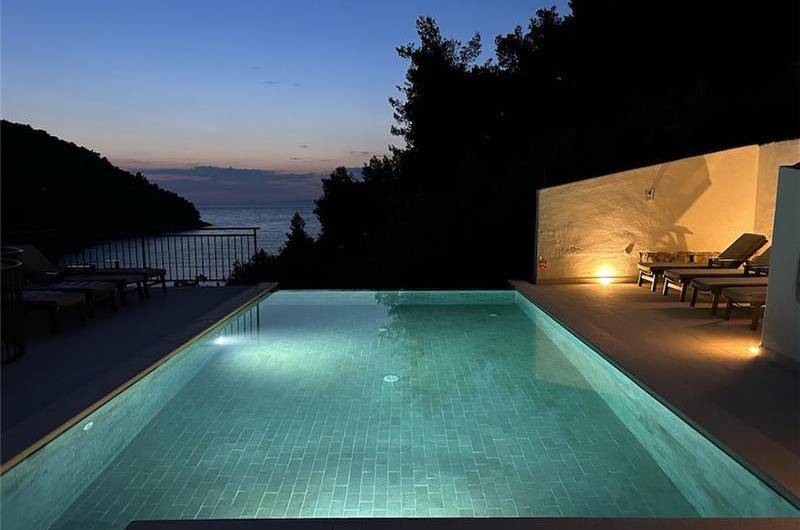 6 Bedroom villa with infinity pool set in a stunning bay near Hvar town on Hvar Island sleeps 10-12
