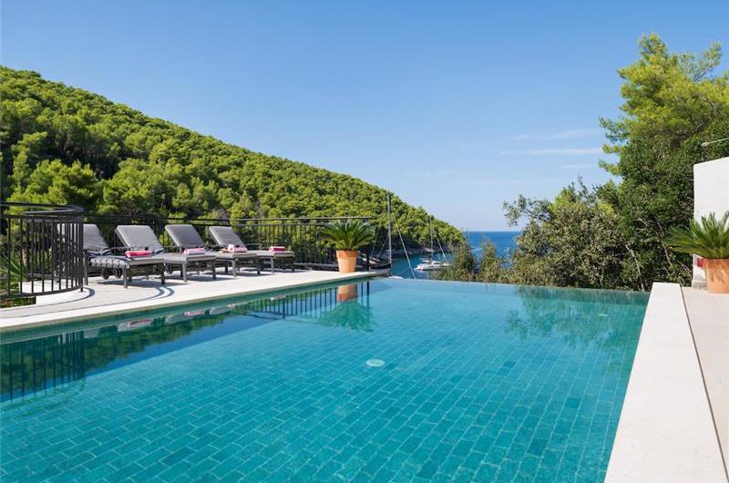 6 Bedroom villa with infinity pool set in a stunning bay near Hvar town on Hvar Island sleeps 10-12