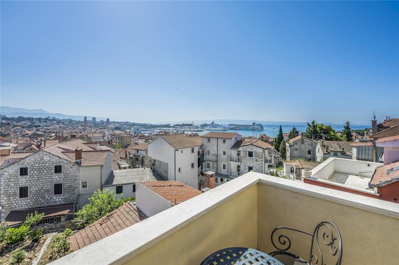 Sea-view villa in Split, photograph 1