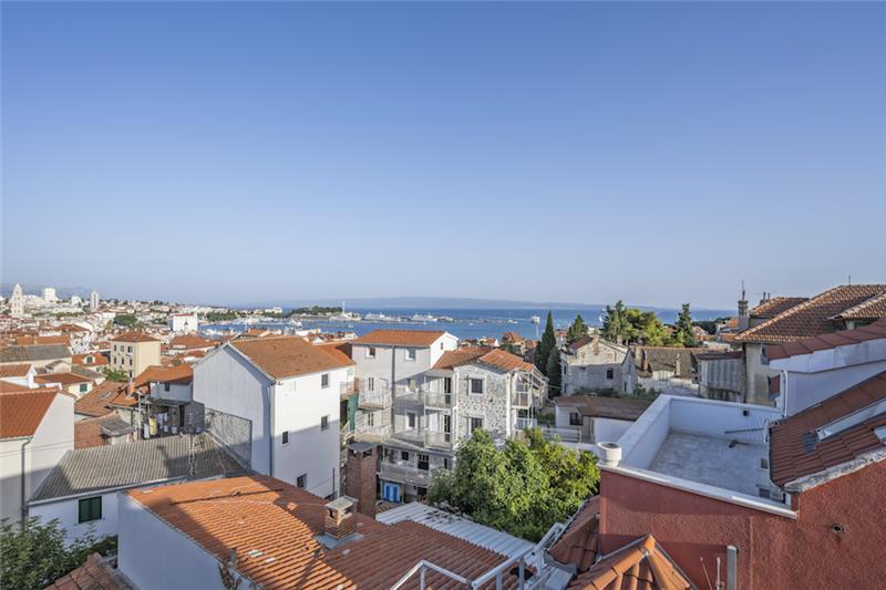 Sea-view villa in Split, photograph 3