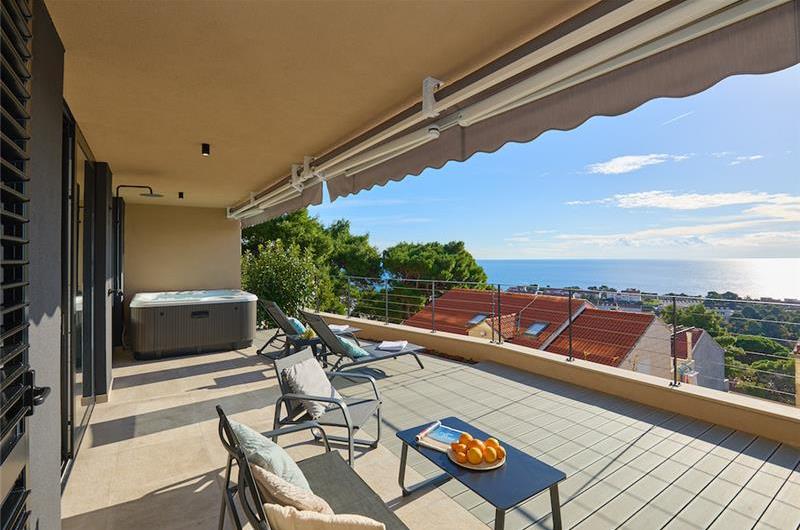 2 Bedroom Dubrovnik apartment with sea view, hot tub and 2 private garage parking spaces.